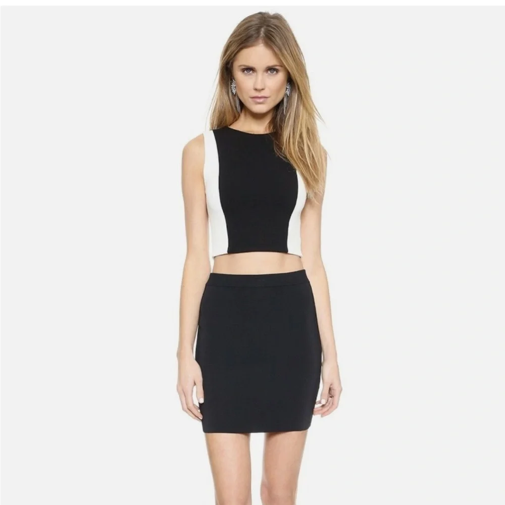 Alice and Olivia Employed Black White Fitted Cropped Top Crewneck Sz 0 NEW